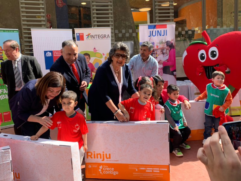 Niños de jardines infantiles de Viña del Mar recibieron sets de juegos didácticos