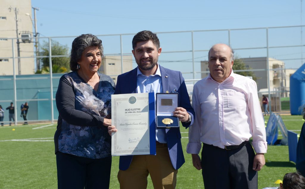 Imagen principal: Alcaldesa Virginia Reginato declara como Hijo Ilustre a periodista y relator deportivo Patricio Barrera