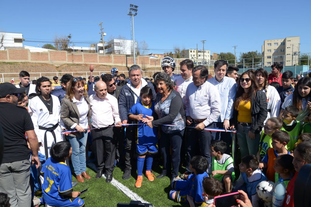 Imagen principal: Viña del Mar cuenta con su primera cancha de fútbol pública de pasto sintético en Gómez Carreño
