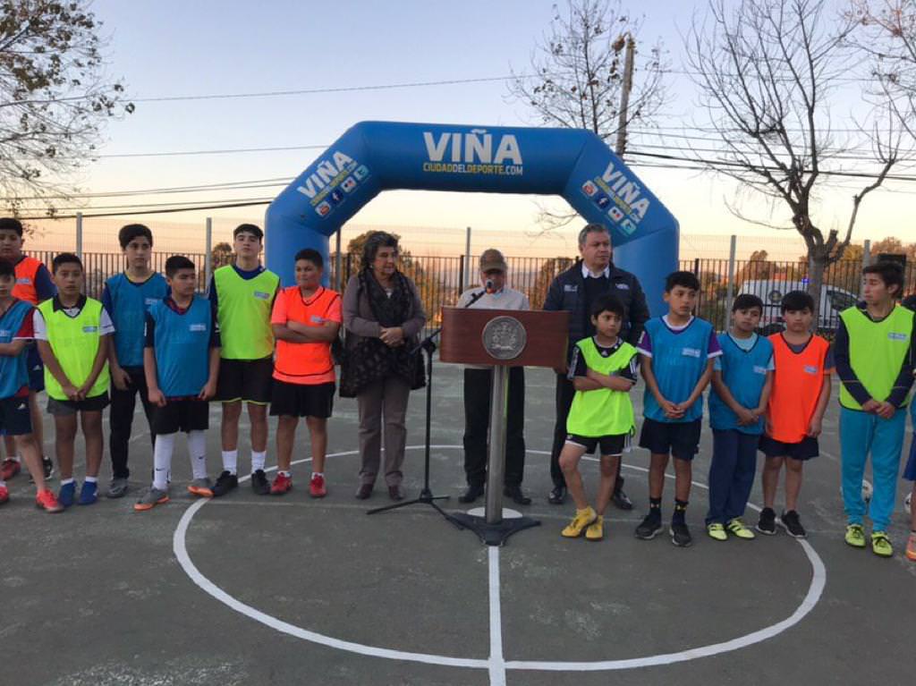 Entregan remodelada multicancha Villa Carlos Condell en Miraflores Alto