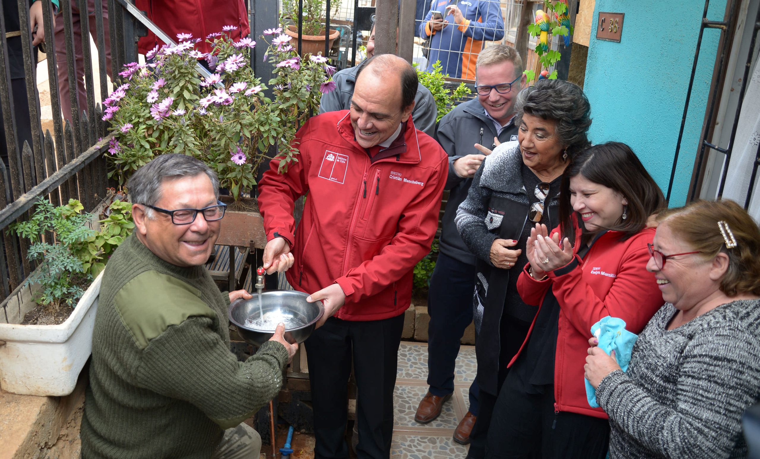 Vecinos del campamento Amanecer de Santa Julia ya cuentan con agua potable y alcantarillado