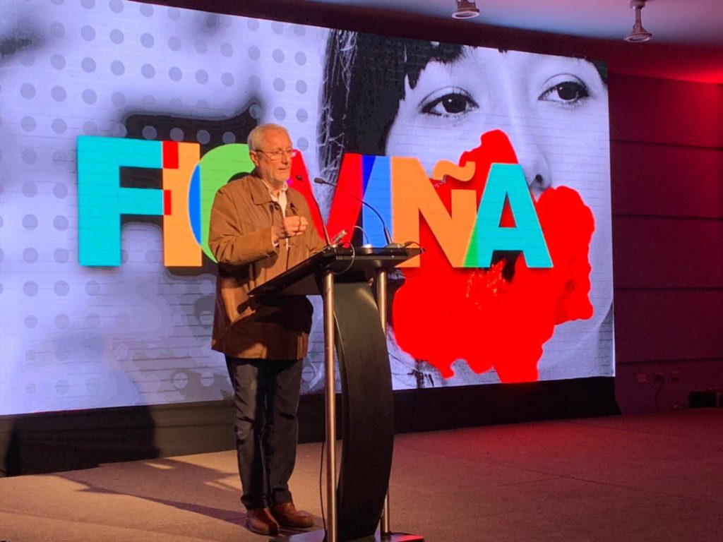 Imagen principal: Alcaldesa Virginia Reginato entregó reconocimiento a rector de U. Valparaíso por su aporte a FICVIÑA