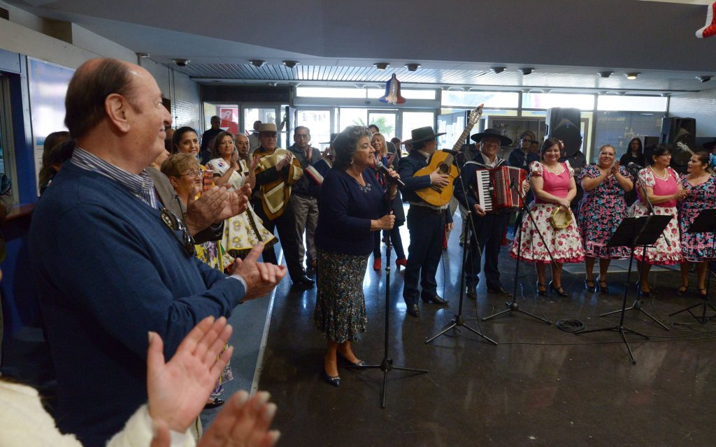 Imagen principal: Ganadores del Concurso regional de cueca del adulto mayor fueron felicitados por alcaldesa Virginia Reginato