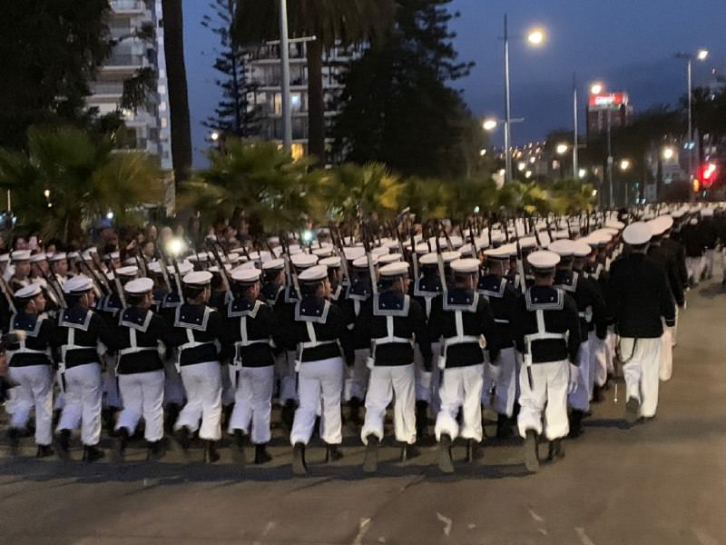 Cerca de 600 efectivos navales desfilaron en Viña del Mar