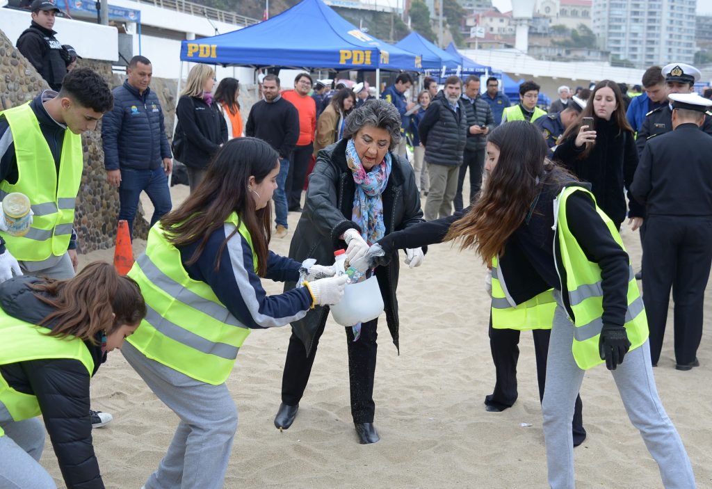 Imagen principal: En Viña del Mar inician operativos de limpieza de playas en la zona