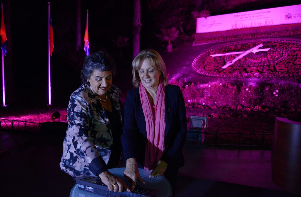 Imagen principal: Viña del Mar se suma a Campaña Mundial contra el Cáncer de mama iluminando el Reloj de Flores
