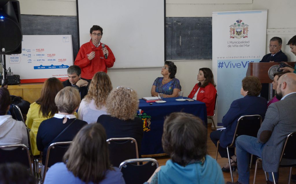 Imagen principal: Adultos mayores participan en conversatorio sobre beneficios del pilar solidario en Viña del Mar