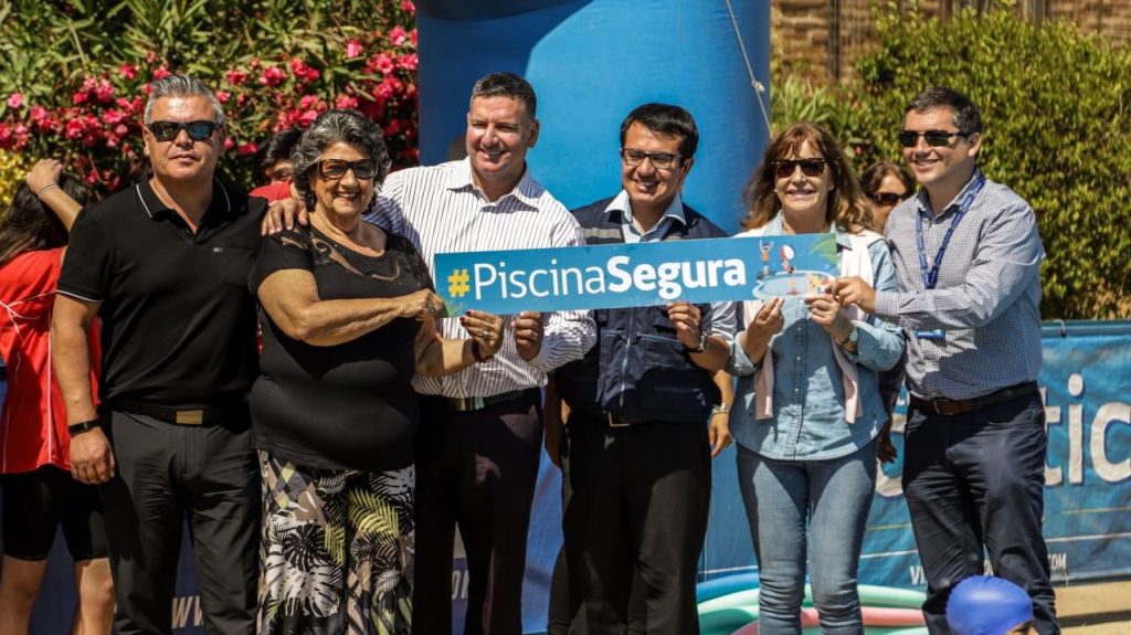 Imagen principal: Niños y adultos de Viña del Mar aprenden a nadar de manera gratuita en piscina segura
