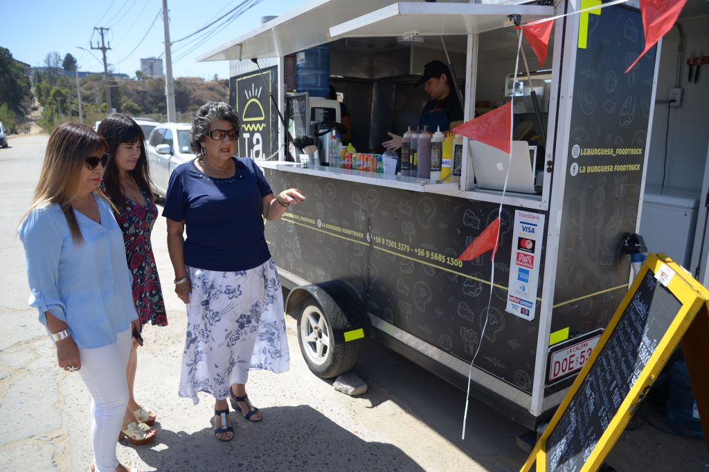 Imagen principal: Carritos de comidas y foodtruck tienen su espacio en Viña del Mar durante el verano