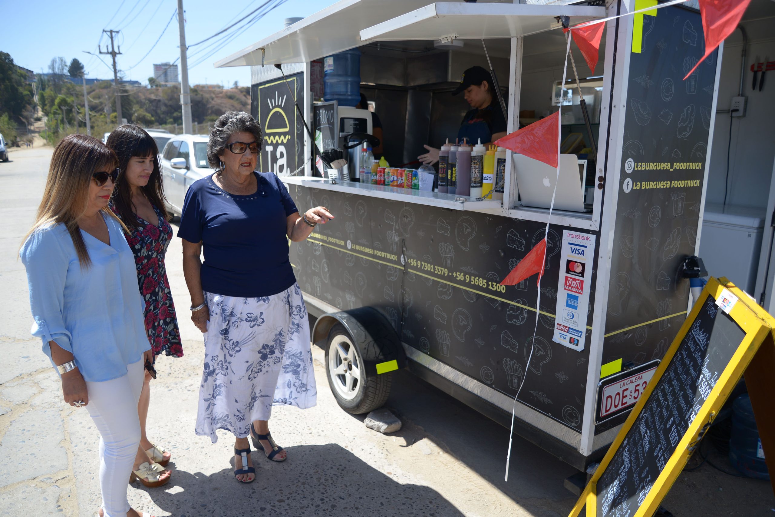 Carritos de comidas y foodtruck tienen su espacio en Viña del Mar durante el verano