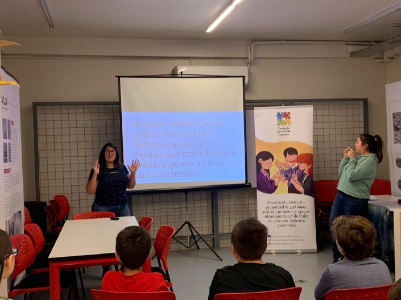 Municipio de Viña del Mar fomenta la inclusión con taller de Lengua de señas
