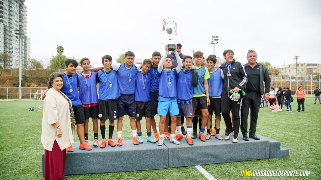 Imagen principal: Premian a alumnos que participaron en el campeonato inter escuelas de fútbol de verano 2020 en Viña del Mar