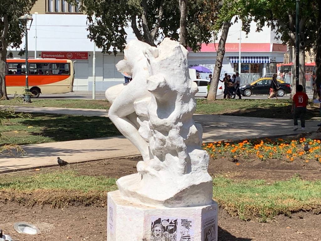 Destruyen icónicas esculturas de Plaza José Francisco Vergara en Viña del Mar