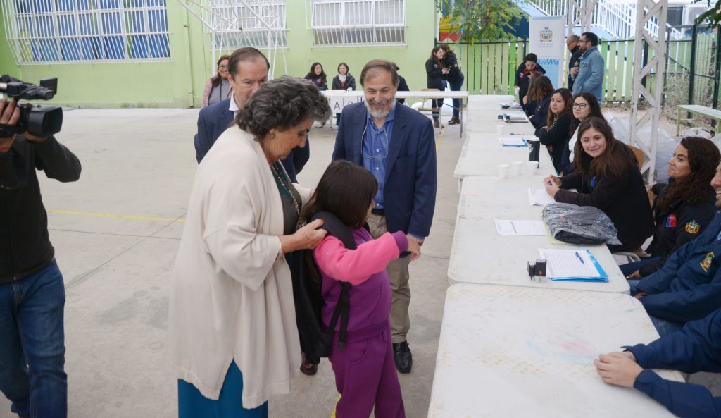 Imagen principal: Municipio de Viña del Mar entregó ayuda en útiles escolares a 1.900 estudiantes