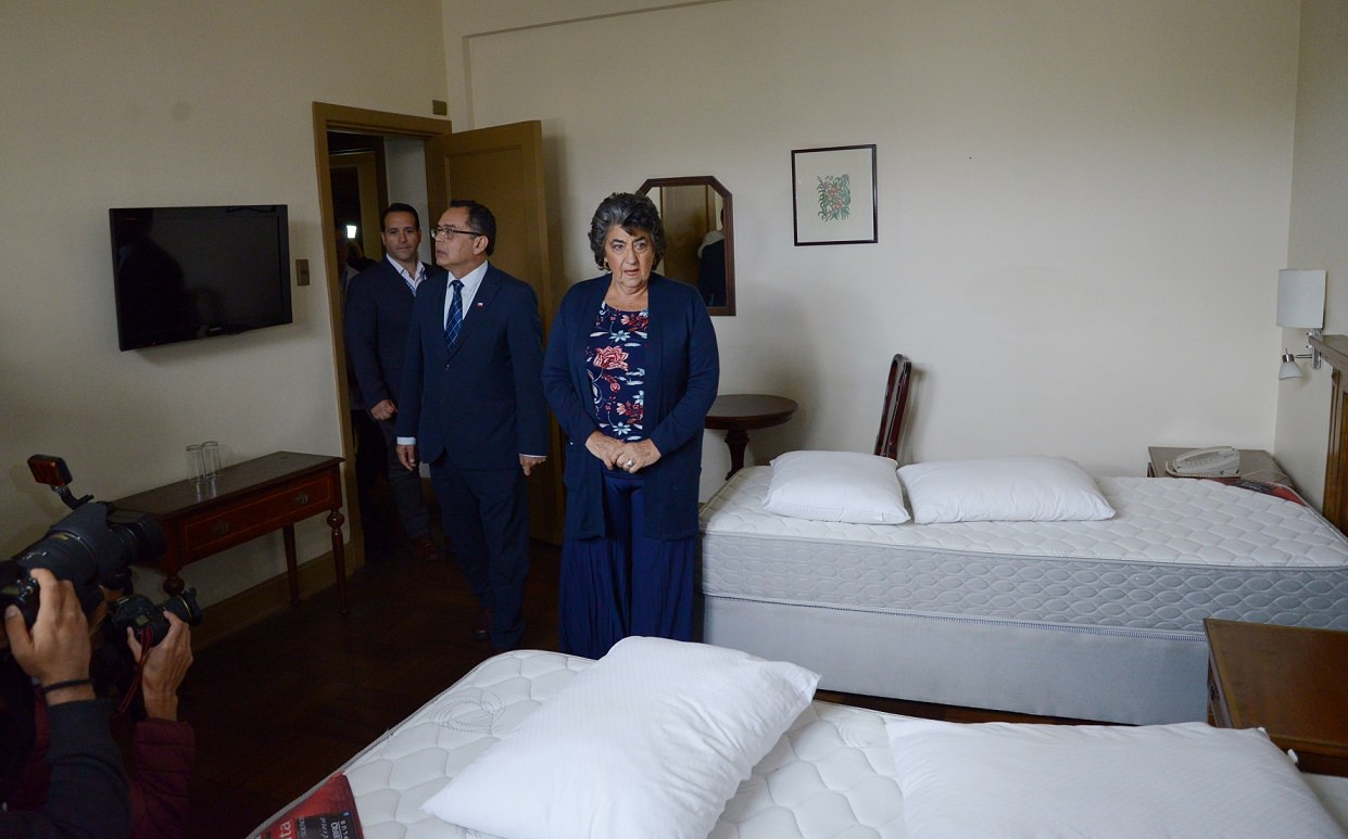 Autoridades revisan instalaciones de Hotel O’Higgins para habilitarlo como hospital de campaña