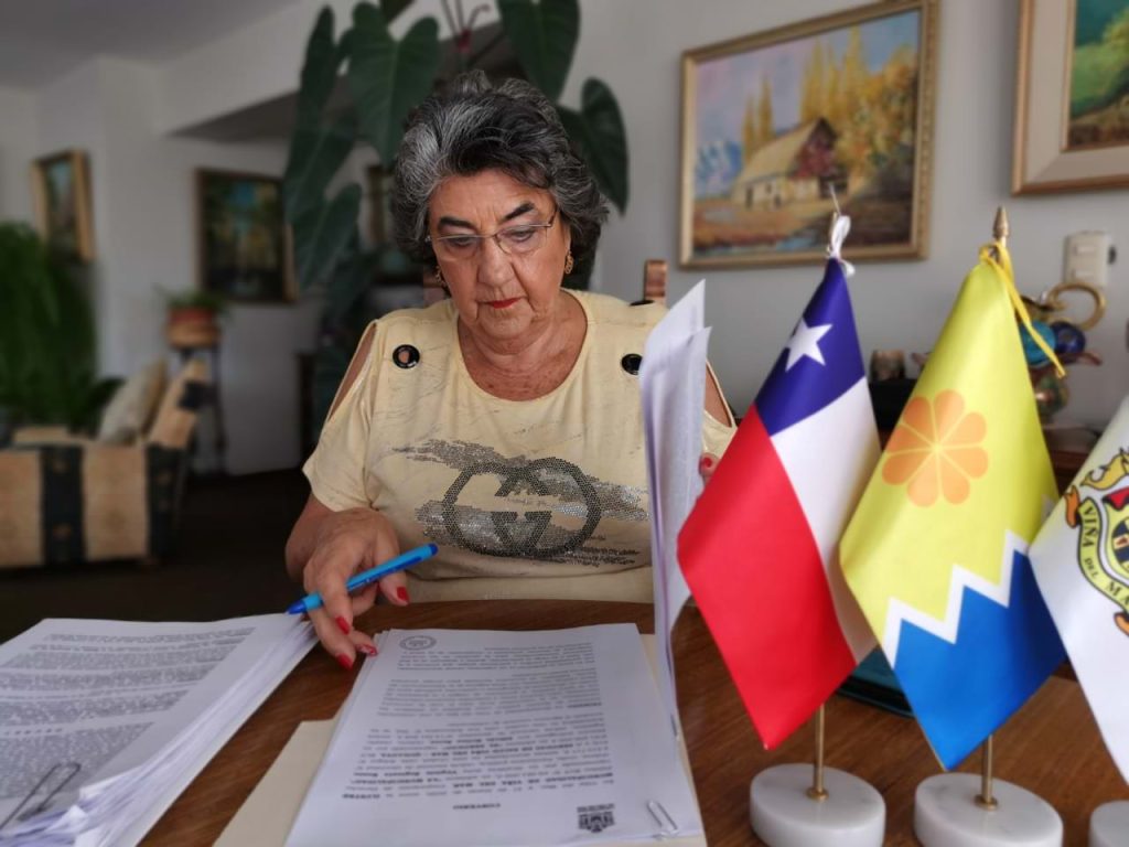 Imagen principal: Alcaldesa Virginia Reginato firmó convenio que dispone el Hotel O’Higgins como hospital provisorio