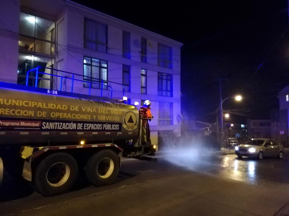 Vecinos valoran labor de camiones sanitizadores en sectores altos de Viña del Mar