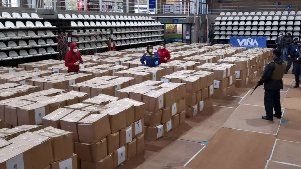 Imagen principal: A partir de este jueves se distribuirán en Viña del Mar cerca de 40 mil cajas con alimentos y kits de aseo para familias vulnerables