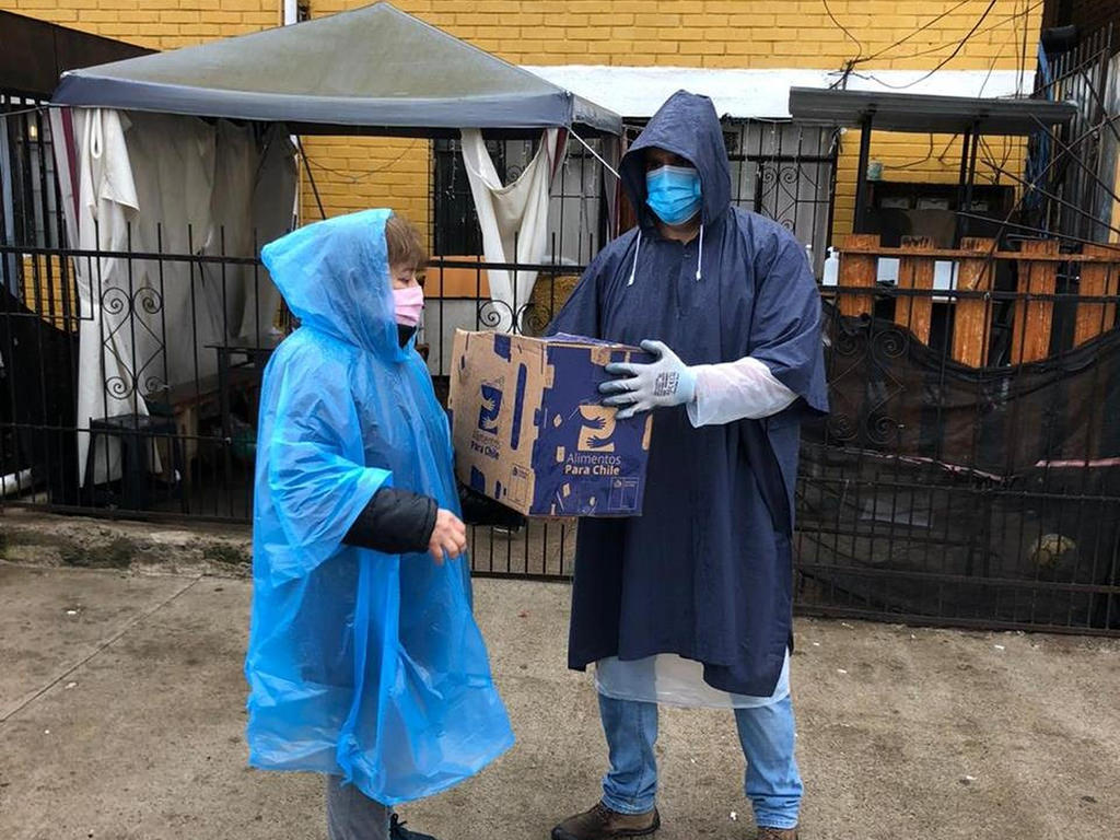 Entrega de cajas de alimentos a vecinos de Viña del Mar