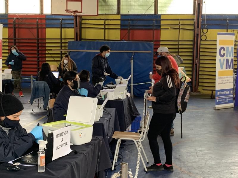 Alumnos de Viña del Mar con menores recursos reciben computadores para apoyar sus aprendizajes