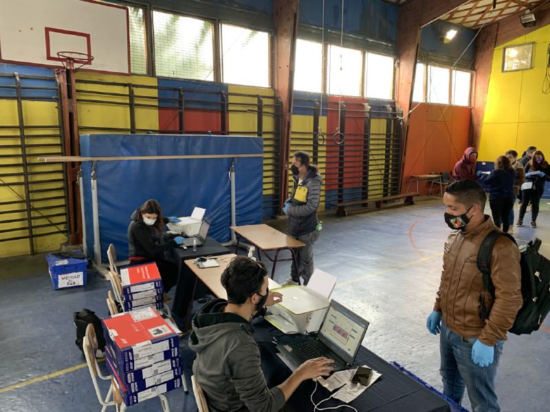 Adultos viñamarinos que regulan sus estudios recibieron PC para apoyar su educación