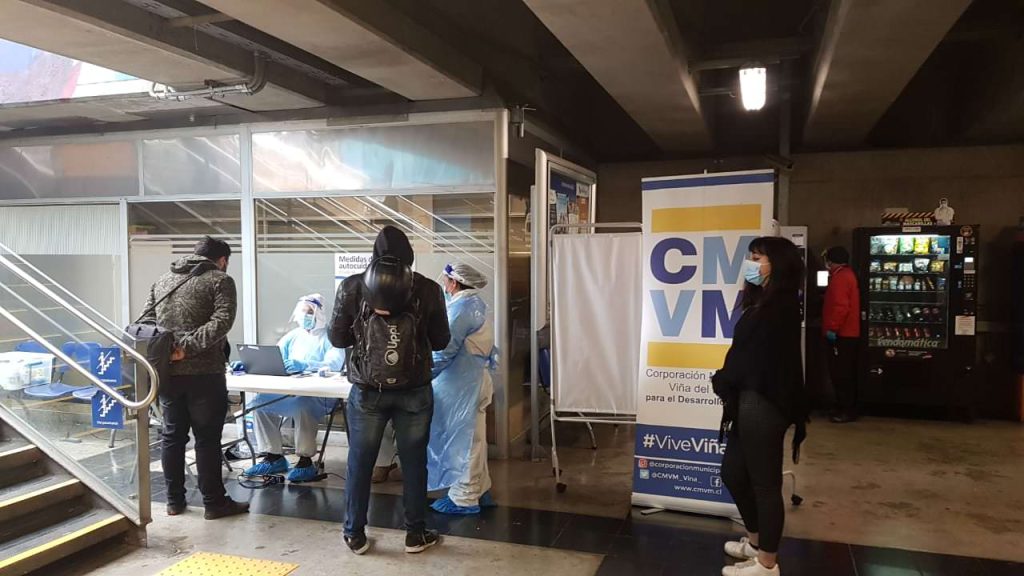 Imagen principal: Equipo de búsqueda activa del área de Salud de CMVM realiza testeo de PCR en lugares públicos de Viña del Mar