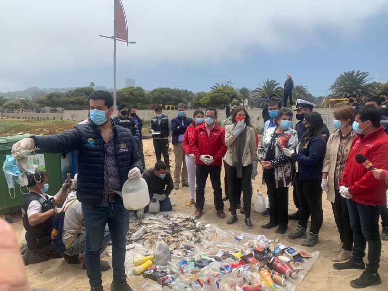 Autoridades hacen llamado a no dejar mascarillas y guantes en la arena de las playas de Viña del Mar