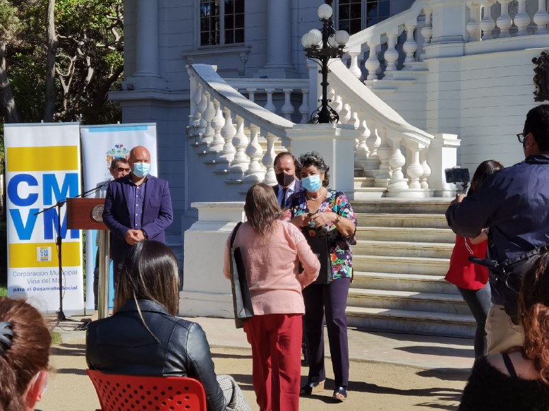 Entregan material tecnológico para que comerciantes de barrios se capaciten sobre Ley del consumidor