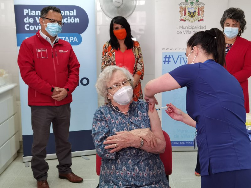 Viña del Mar inició proceso de inoculación de más de 37 mil vacunas a adultos mayores