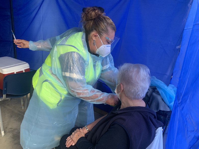 De manera expedita y segura funciona centro de vacunación masiva en Estadio Sausalito