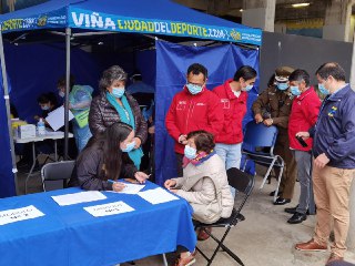 Sin inscripción previa se atiende en vacunatorio central de estadio Sausalito