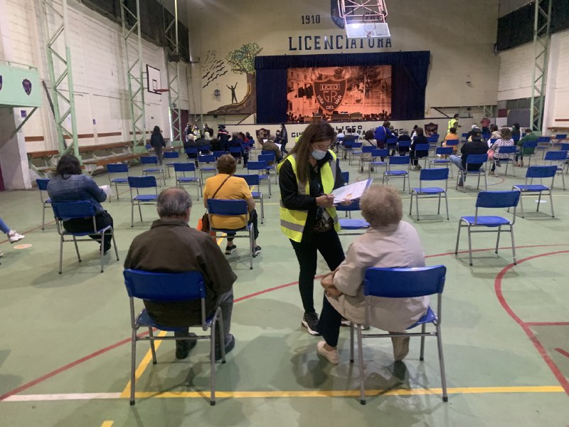 Puntos de vacunación del CESFAM Marco Maldonado se trasladan a Liceo Guillermo Rivera