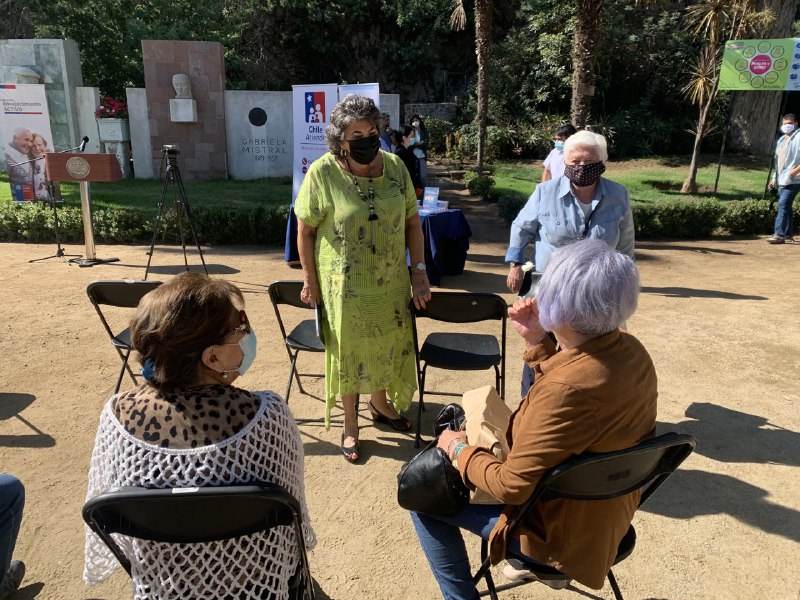 Adultos mayores de la comuna de Viña del Mar reciben guía de beneficios del Estado