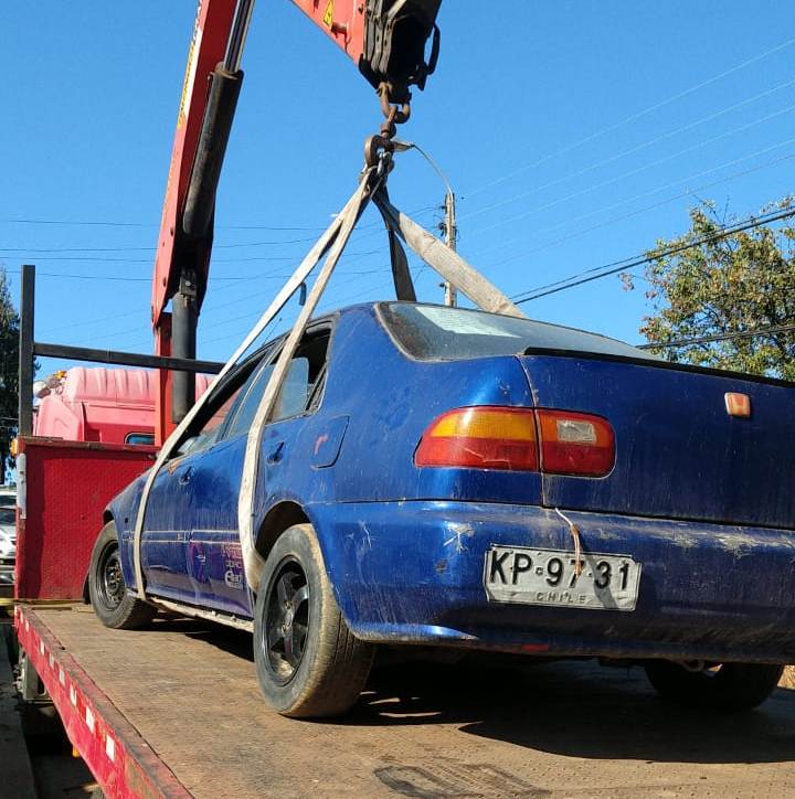 Municipio de Viña del Mar retira autos abandonados desde la vía pública