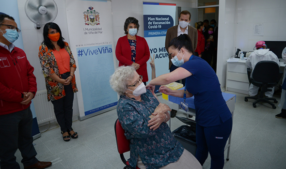 Invitación a vacunarse en Viña del Mar hace alcaldesa Virginia Reginato