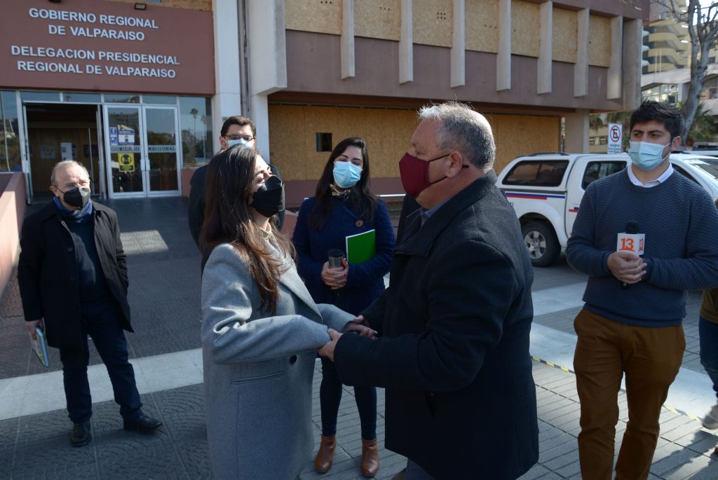 Imagen principal: Gobernador Rodrigo Mundaca y alcaldesa Macarena Ripamonti definen aspectos prioritarios para desarrollar trabajo en conjunto