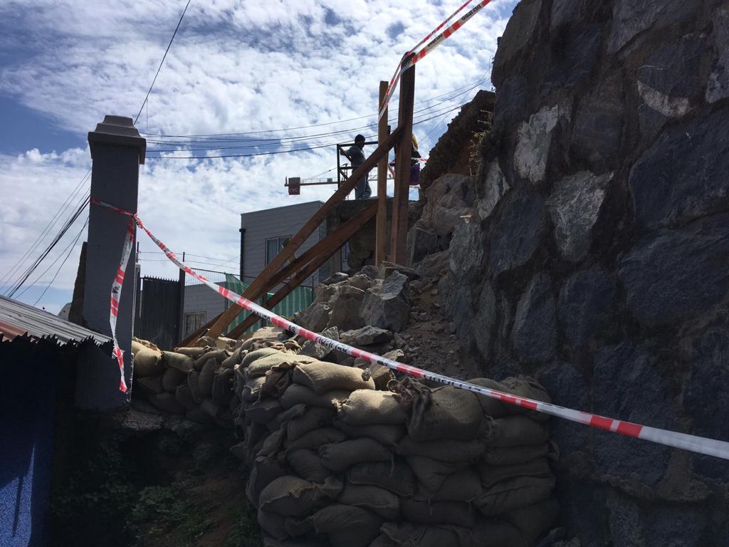 Municipio de Viña del Mar interviene muro dañado tras accidente vehicular para resguardar seguridad de vecinos