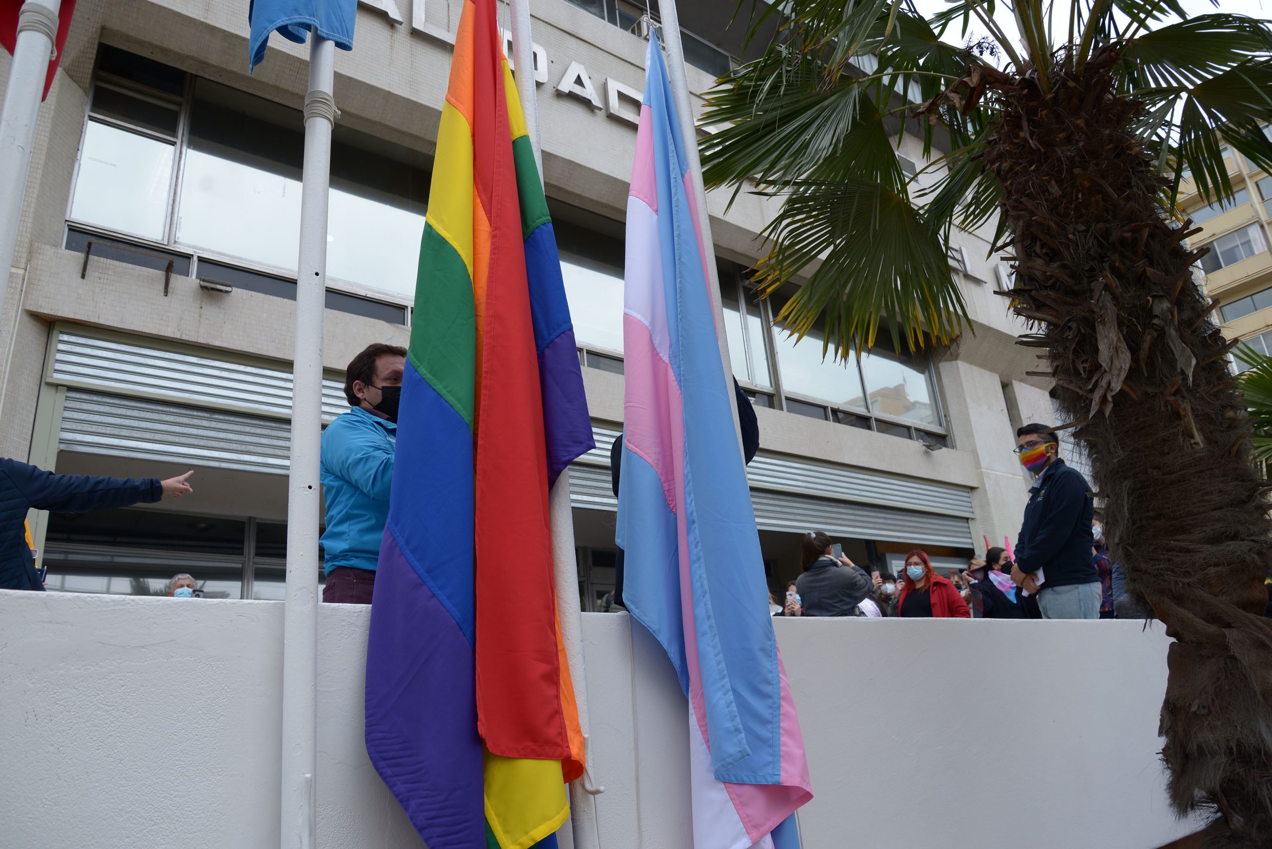 Con izamiento de la bandera de la diversidad sexual, Municipio de Cuidados conmemora incendio en Discoteque Divine