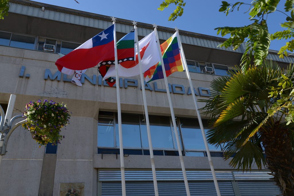Imagen principal: Banderas de los pueblos originarios flamean junto a la chilena en frontis de la Municipalidad de Viña del Mar
