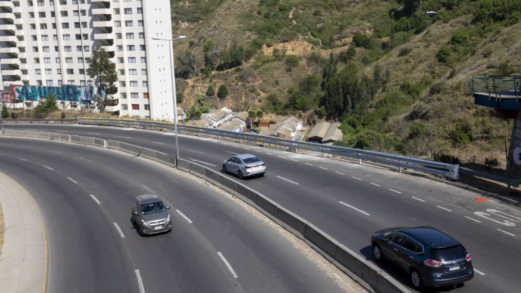 Imagen principal: Municipio de Viña del Mar repuso barreras de contención metálicas en troncal urbano