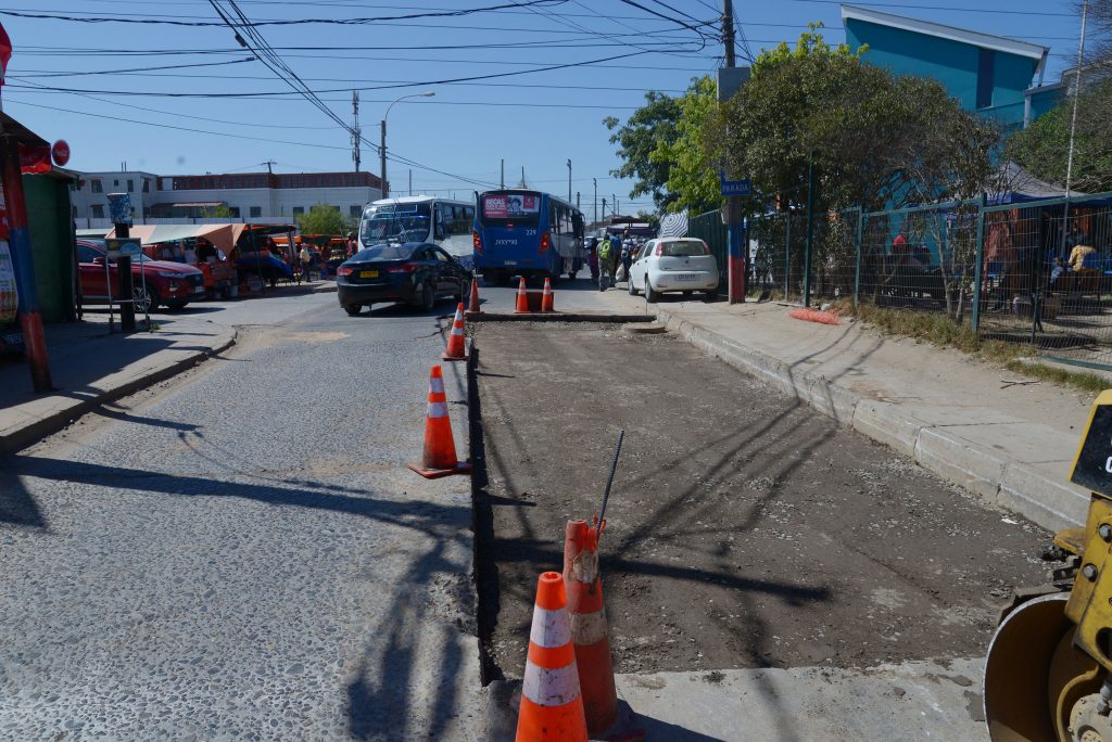 Imagen principal: Tras años sin mejoras el Municipio de Viña del Mar está realizando trabajos de bacheo y recarpeteo en calle Rogelio Astudillo de Forestal