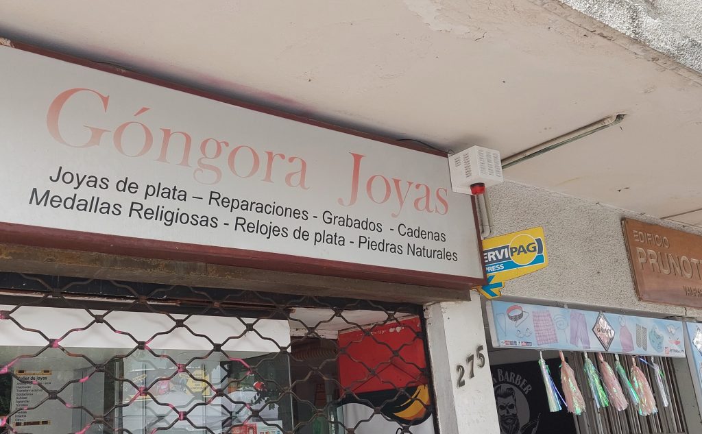 Imagen principal: Barrios comerciales protegidos: refuerzan seguridad en el comercio viñamarino con instalación de 79 alarmas comunitarias