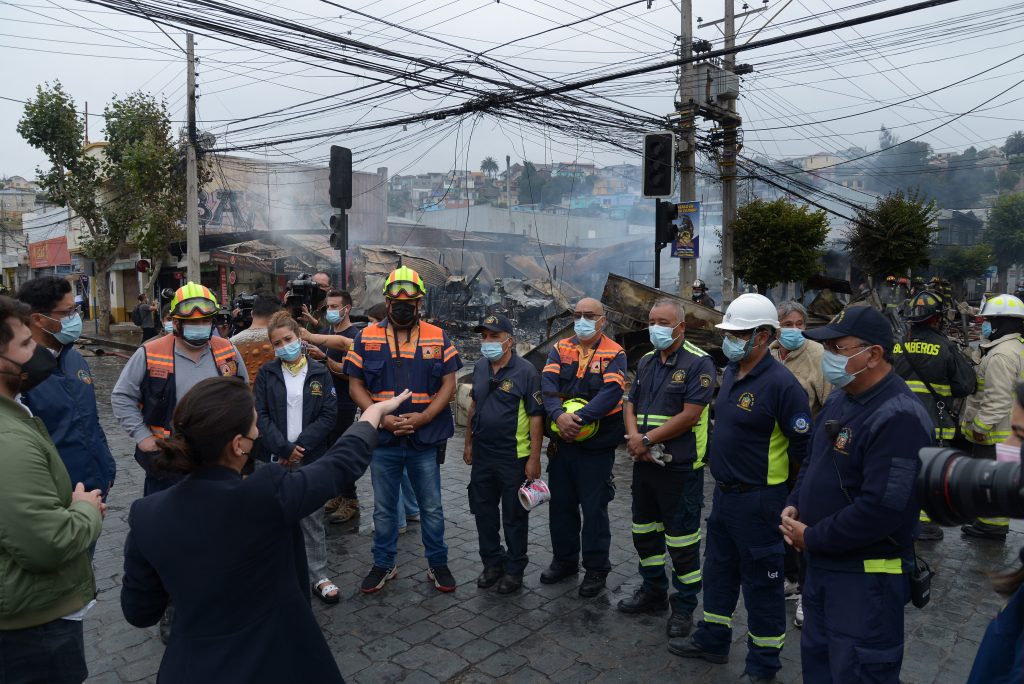 Imagen principal: Incendio calle San Antonio: Municipio llegó a terreno para apoyar a locatarios afectados