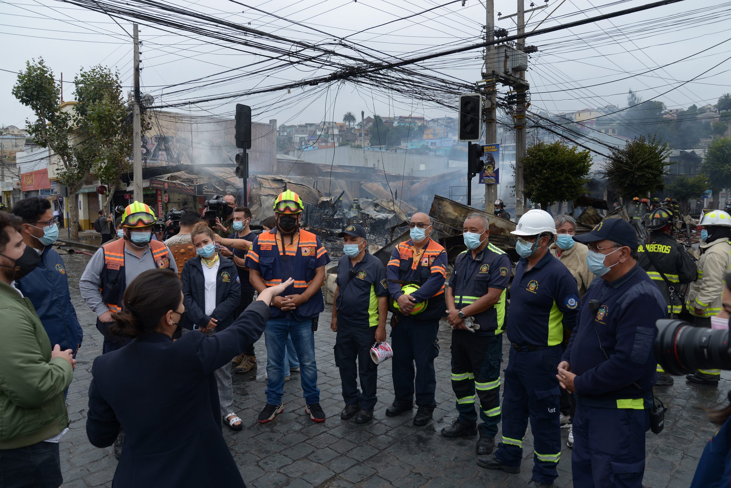 Incendio calle San Antonio: Municipio llegó a terreno para apoyar a locatarios afectados