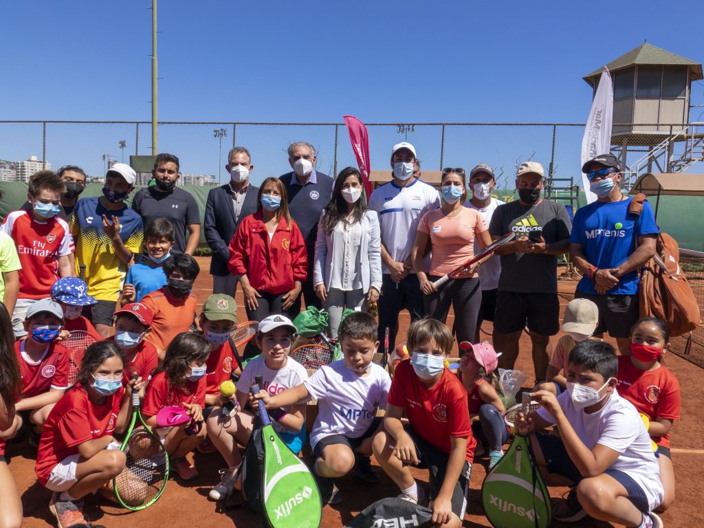 Imagen principal: Alcaldesa Ripamonti y Nicolás Massú lanzaron Copa Davis con clínica deportiva con niños de Viña