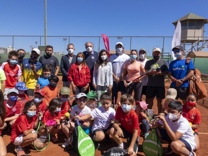 Alcaldesa Ripamonti y Nicolás Massú lanzaron Copa Davis con clínica deportiva con niños de Viña