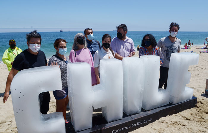 Chile  se derrite: con letras de hielo organizaciones ambiental y Municipio de Viña del Mar hacen llamado por una nueva constitución ecológica