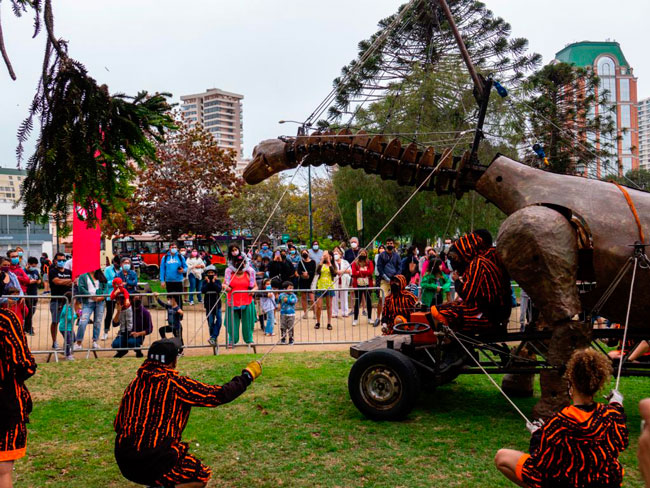Teatro a Mil recorre la ciudad: obras “Fuego Rojo” y “La Pichintún” cautivaron al público viñamarino