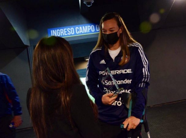 Alcaldesa Ripamonti entregó reconocimiento a Christiane Endler en partido de la Roja femenina en el Sausalito