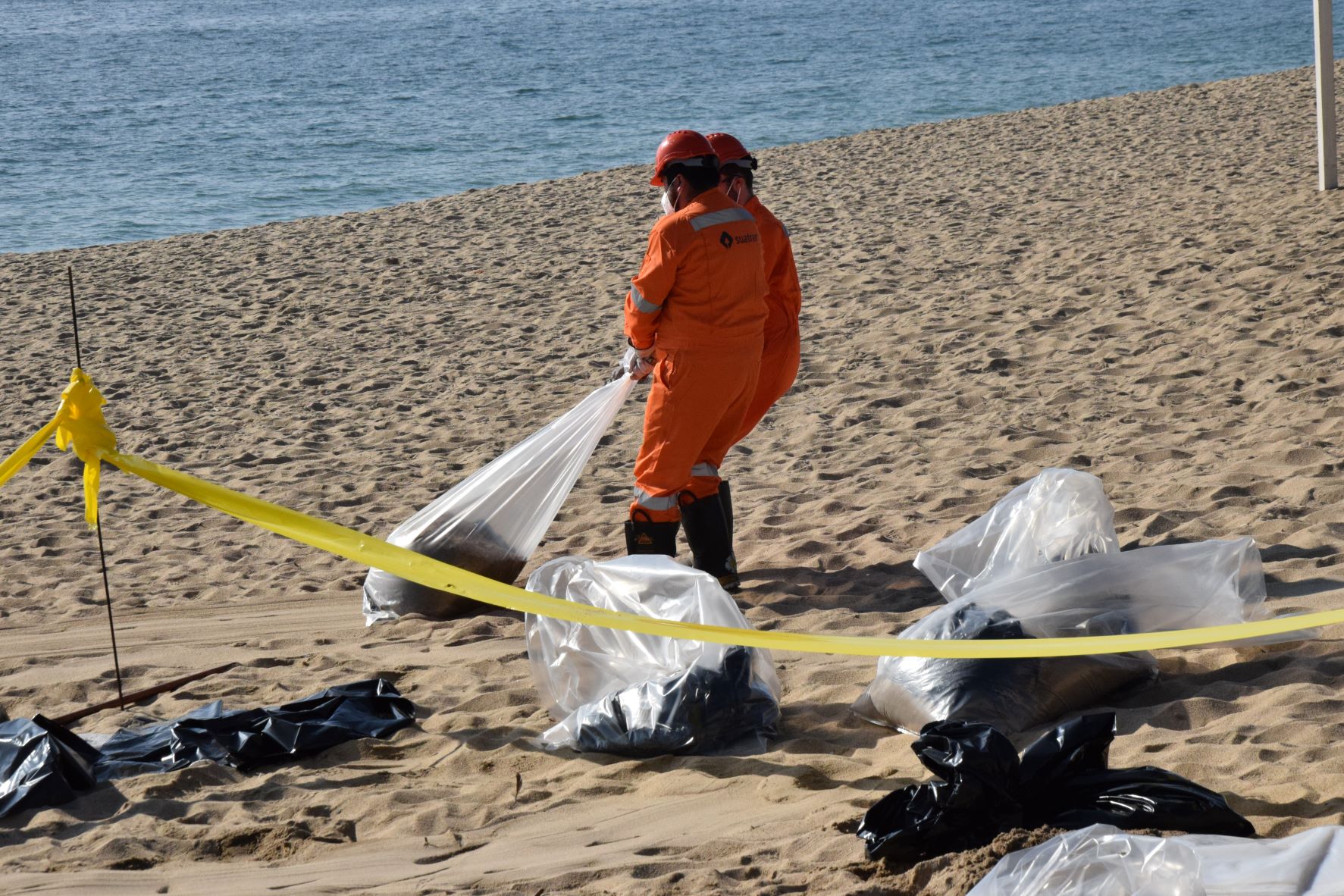 Vertimiento de hidrocarburos en Las Salinas: Alcaldesa  se querellará por delito ambiental